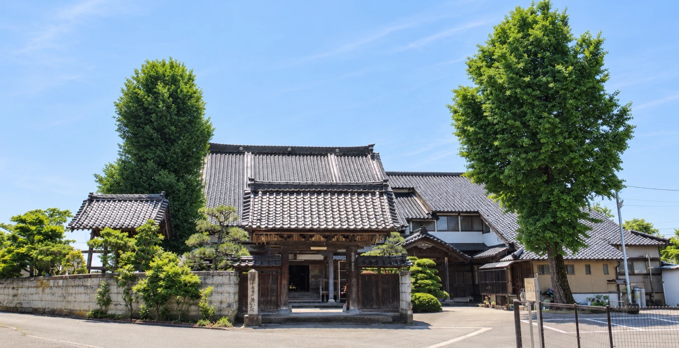 広済寺の外観。山門と境内の両脇に大きな銀杏が立っている写真