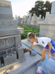 20120821(1)お盆の後にも、お墓そうじ1